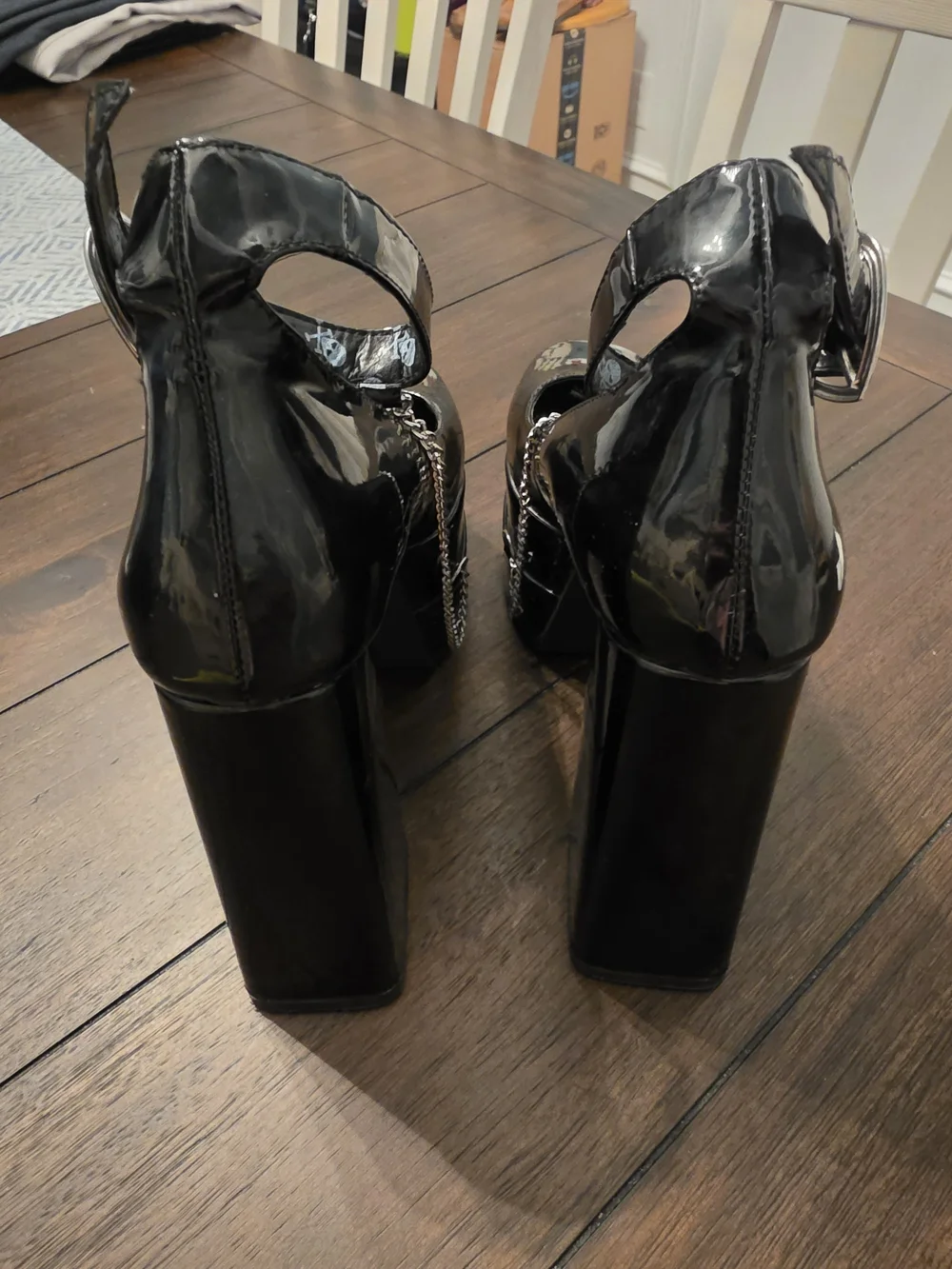 Lamoda glossy black